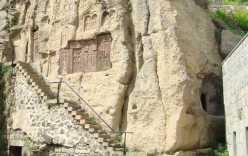 Древний пещерный монастырь находится в тупике туристической дороги из Еревана, которая проходит рядом с храмом Митры в Гарни.