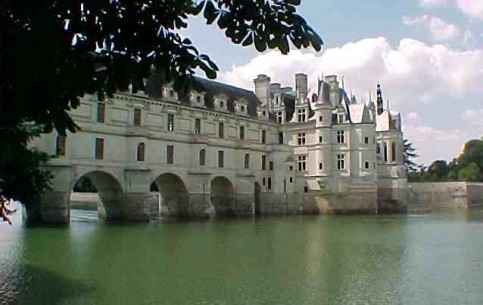 Луара - самая большая река Франции. Для туристов путешествие по Луаре - это прежде всего знакомство с десятками старинных замков