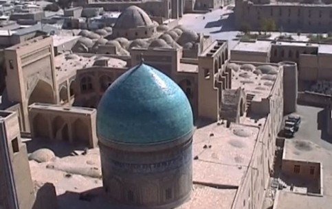 Своего рода символ и визитная карточка Узбекистана - голубые изразцовые купола древних мечетей, медресе и мавзолеев, сливающиеся с лазурью чистого неба