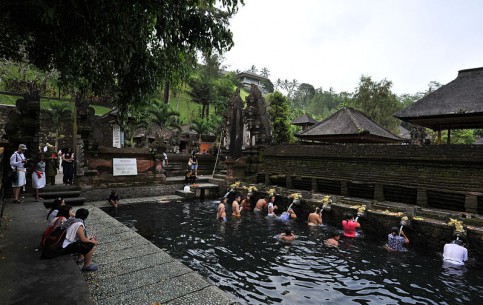 Храм Тирта Эмпул (Храм Священной Воды) - одно из самых интересных и популярных мест на Бали, которое посещают жители Индонезии и туристы со всего мира