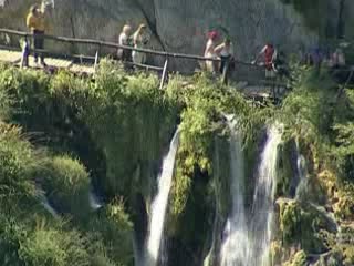  斯盧尼:  克罗地亚:  
 
 Tourism in Plitvice Lakes