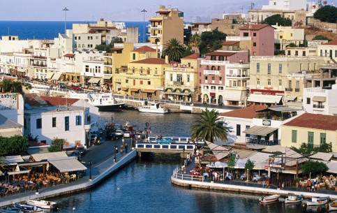 Айос-Николаос - курорт на побережье о. Крит. В центре города оз. Вулесмени, а на берегах уютные пляжи, ярмарки соседствуют с музеями и храмами