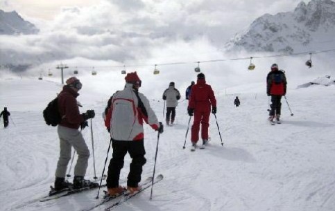Энгадин  – зимний курорт в Альпах с широким спектром услуг. Катание на лыжах и коньках, санная трасса, зимний гольф, конные бега на льду, кёрлинг