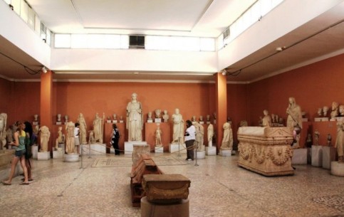Археологический музей Ираклиона – крупнейшее хранилище экспонатов минойской эпохи. Представлены археологические находки 6000 – 650 гг. до н. э.