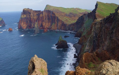 На севере Атлантического океана находится португальская провинция Майдера, цветущая 365 дней в году  - остров-феникс, возрождённый из пепла