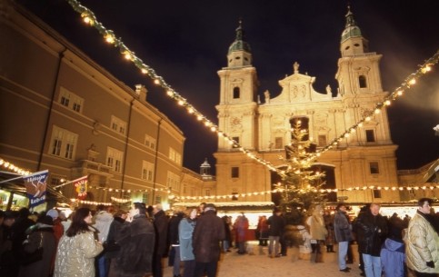 Old Town is located on the left bank of the Salzach river, surrounded by rocky mountains Menhsberg and Festungberg