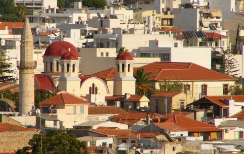 На севере острова Крит, на побережье  Эгейского моря раскинулся курорт Ретимнон: столица фестивалей и пляжей, известен своей средневековой архитектурой