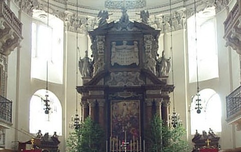 Зальцбургский Кафедральный Собор славится на весь мир 4000-трубным органом, статуей девы Марии и купелью, в которой крестили Моцарта.