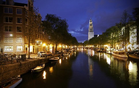 Амстердам столица Нидерландов, один из самых красивейших городов мира. Привлекает туристов архитектурой, музеями, бурной ночной жизнью