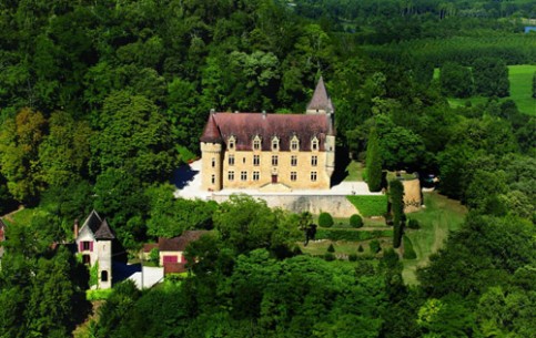 The province of Aquitaine attracts tourists with prehistoric caves, castles on the tops of mountains, the most famous restaurants of France, world-famous wineries, over 200 km of sandy beaches with large dunes