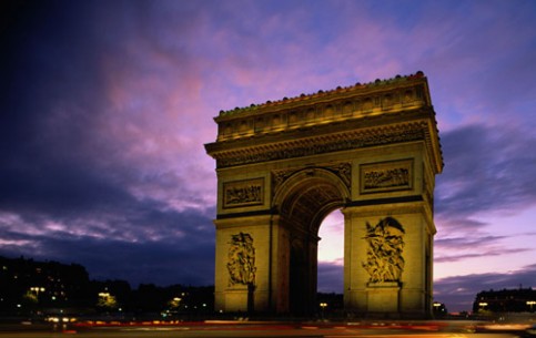 Туристы смогут полюбоваться не только красотой Триумфальной арки, но и потрясающим видом на Париж, что открывается с ее смотровой площадки.