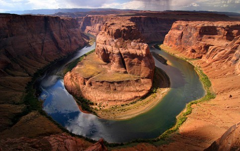 Бескрайние пустыни и бурные реки, величественные горы и каньоны, кратеры и окаменелый лес — все это можно увидеть только в штате Аризона на юго-западе США.