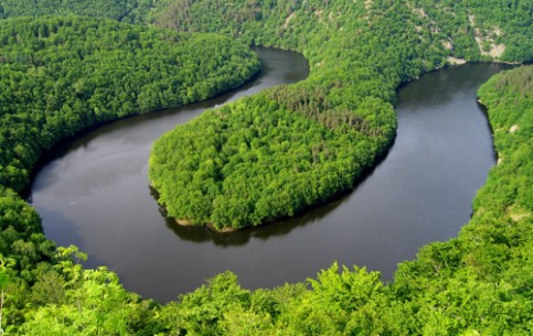 Auvergne is the land of stunning scenery, volcanoes, hot springs. Magnificent lakes and rivers of the region are excellent for fishing. Great opportunities for fans of canoeing, kayaking, skiing