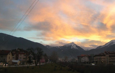 Bansko is a famous ski resort 900 m above sea level. Always a long winter and guaranteed snow cover. Ski school, snowboarding school. Night-lighting.  Small family hotels