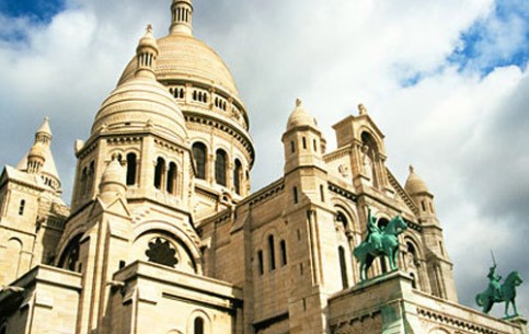 Basilique du Sacré-Cœur, built in the Roman-Byzantine style, crowns the Montmartre hill, from which one can admire an impressive panorama of Paris