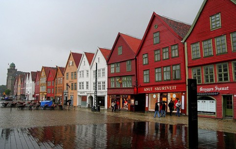 Known for the Hanseatic wharf, the fish market and the surrounding fjords Bergen offers the ideal combination of nature, culture and pulsating city life