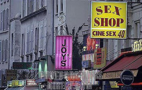 Boulevard de Clichy is famous for its bustling nightlife, numerous strip bars, cabarets, sex shops and the Museum of Erotica, very popular among tourists