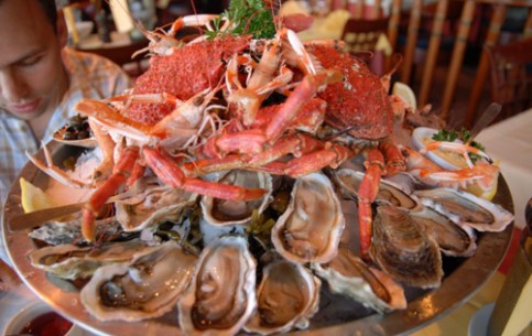 Любителям устриц рекомендуется выбрать тур в Канкаль, столицу бретонского устричного промысла, изобилующую ресторанами с изысканной морской кухней