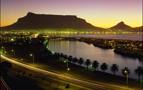 Кейптаун славится богатой историей, романтической атмосферой, веселыми карнавалами.