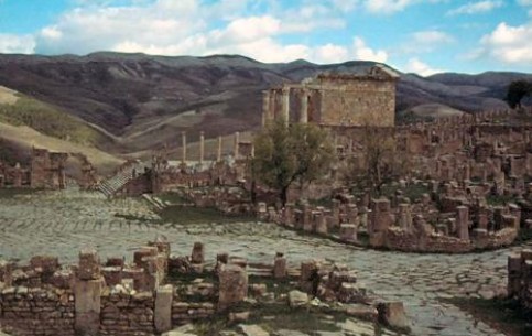 Many sights worth attention in Djemila: the temple of Septimius Severus and his wife, the forum, the Christian basilica, the Triumphal Arch of Emperor Caracalla