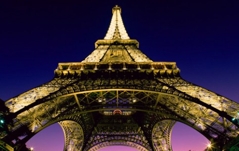 Эйфелева башня – всемирно известный символ Парижа и Франции, самая узнаваемая, самая посещаемая и самая фотографируемая достопримечательность мира