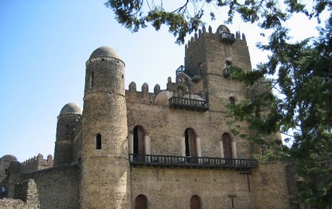 Гондэр славится хорошо сохранившимися средневековыми замками, христианскими церквями, а также кустарными промыслами.