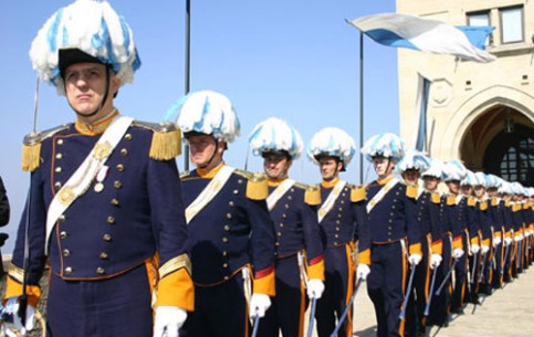 Национальная гвардия Сан-Марино была создана еще в 1740 году и по сей день на улицах города можно увидеть бравых гвардейцев.