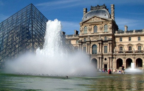 Лувр — универсальный художественный музей, один из самых посещаемых в мире. В его экспозиции представлено более 300 000 экспонатов.