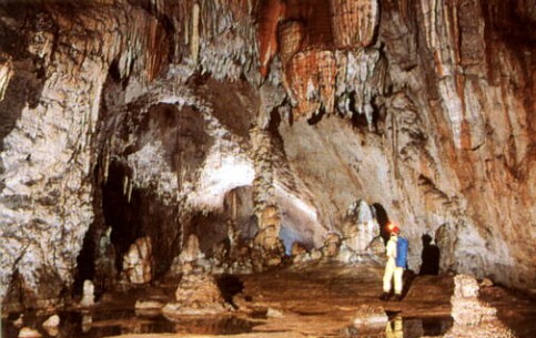 Пещера Магура - общая длина галереи 2500 м. Внутри - сталактиты, сталагмиты, пещерный жемчуг. Уникальные наскальные рисунки эпох палеолита и неолита