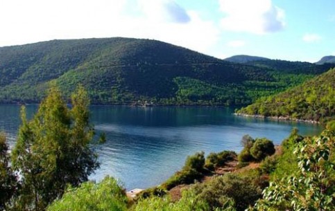 The majority of tourists are prefer to put their tents right on the beach of the city of Mugla. Besides the sea, there are mountains and ancient historical monuments