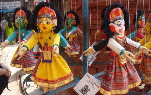 По отзывам туристов, из Непала можно привезти бронзовые и деревянные фигурки Будды, ритуальную живопись, ювелирные украшения, ковры.