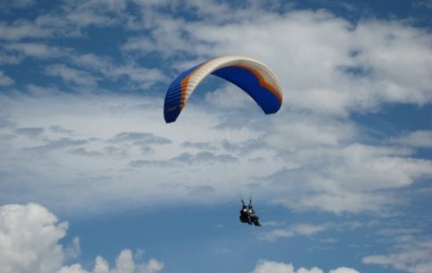 The take off point for the majority of paraplan flights in Nepal is Sarankot that is at the height of 6000 feet. The descent is near the beautiful Fewa Lake. Skilled instructors