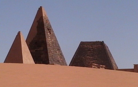 Если вы еще никогда не бывали в Египте, то поездка в Судан заполнит этот пробел. Нубийские пирамиды такие же, только меньше.