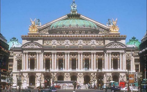 Опера Гарнье наряду с Эйфелевой башней и Лувром является одной из самых главных достопримечательностей Парижа.