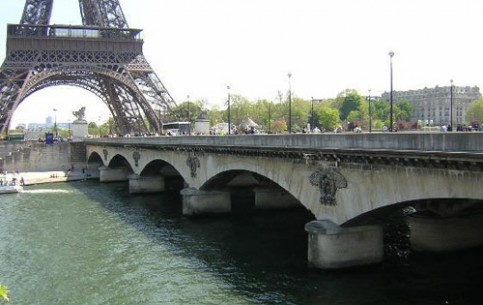 Самое популярное парижское развлечение — прогулка по Сене. Находясь на борту речного трамвайчика, вы увидите главные достопримечательности города