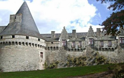 Pontivy, a large market town, is made up of two distinct halves. There is the mediaeval area which centres on the 15th cent. castle Chateau des Rohan, and the old town, with its beautiful timbered buildings. Excellent shopping