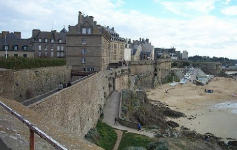 Saint-Malo (founded in XII cent) is a center of international tourism now - rich architecture, museums, excellent hotels and sandy beaches; sailing, golf 