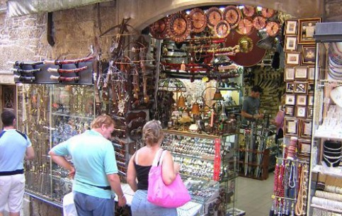 Excellent shopping in San Marino: very popular among tourists are gold jewelry, souvenirs, pottery, liquors, wine, cigarettes and playing cards