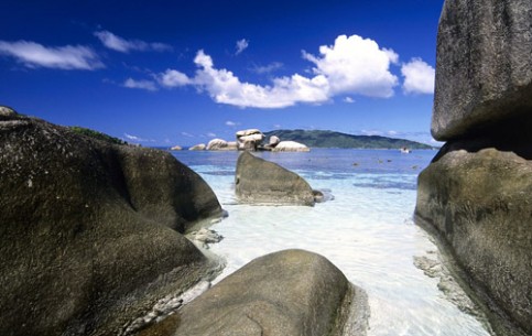 Коралловые острова, уютные бухточки, пляжи с белым и розоватым песком гарантируют незабываемый отдых.