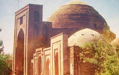 Архитектурный ансамбль Хаким ат-Термези — много веков привлекает паломников могилой основателя суфийского ордена «Хакими».
