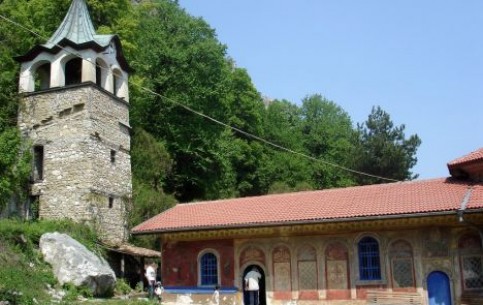 Велико Тырново - древняя столица Болгарии, где отвесные скалы создали неприступную крепость, а в ней - царский дворец, множество церквей