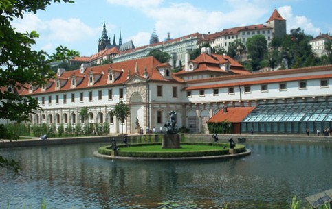 Самый первый и красивый в Праге сад Вальдштейна знаменит дворцовым комплексом и прудом с золотыми рыбками.