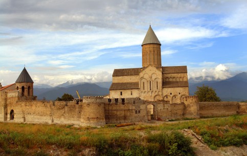 Всего в 20 километрах от Телави находится святыня Кахетии - один из знаменитейших средневековых храмов Грузии, великолепный кафедральный собор Алаверди