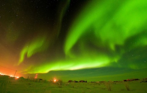 Северное сияние - феерической красоты природное «светошоу», фантастический огненный танец в холодном северном небе - наблюдается в Гренландии круглый год