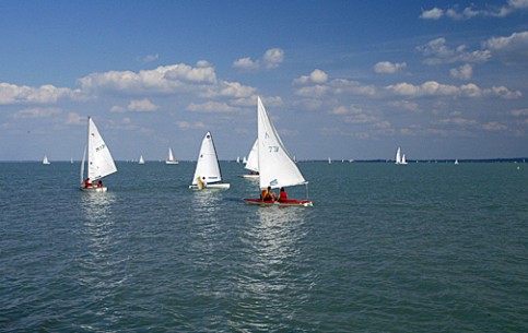 Озеро Балатон – одно из самых популярных туристических направлений в Венгрии. Пляжный отдых, парусный спорт, рыболовство, санаторно-курортное лечение
