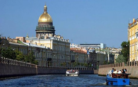  圣彼得堡:  俄国:  
 
 Boat Cruise in St. Petersburg