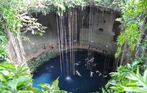  メキシコ:  
 
 Cenote Ik-Kil