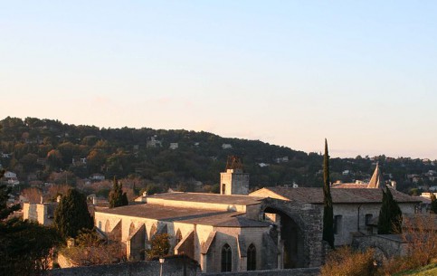 Среди достопримечательностей Вильнев-лез-Авиньона - монастырь Шартрез- Нотр-Дам-дю-Валь-де-Бенедиксьон, самый крупный картезианский монастырь во Франции