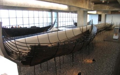 Познакомиться с историей, культурой и бытом датских викингов вы сможете в Музее кораблей викингов в Роскилде и реконструированной деревне викингов Лейре