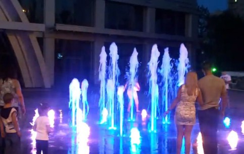  Донецк:  Украина:  
 
 Донецкий танцующий фонтан 